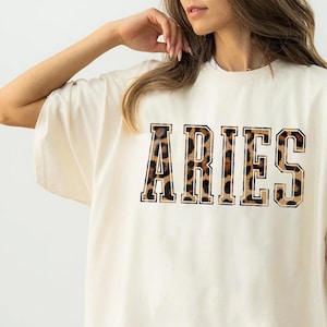Maglietta con stampa leopardata con segno zodiacale Ariete / Maglietta con colori comodi / Maglietta con astrologia audace / Caratteristiche dell'Ariete / Regalo unico per l'Ariete / Stile casual