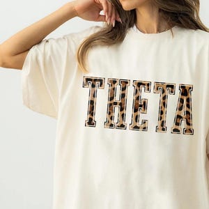 Theta Leopard Muster Shirt | Kappa Alpha Theta Schwesternschaft T-Shirt | Trendy griechische Buchstaben Shirt | Bid Day Geschenk | Comfort Colors Sorority Shirt