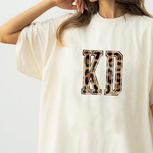 Camiseta de hermandad con estampado de leopardo KD, camiseta Kappa Delta Comfort Colors®, camiseta de hermandad con estampado animal, camiseta de moda "Greek Life", un pequeño gran regalo
