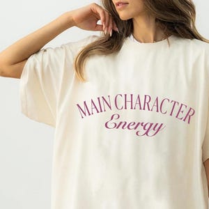 メインキャラクターのエナジーTシャツ - コンフォートカラーTシャツ、レトログラフィックシャツ、ソフトで美しいトップス、デルル時代のギフト、キュートなガールパワーTシャツ