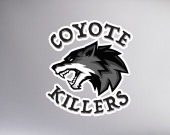 Könnte beinhalten: Ein weißer Laptop-Aufkleber mit einer schwarzen und grauen Coyote-Kopf-Illustration. Der Text "COYOTE KILLERS" befindet sich in einem schwarzen Kreis um den Coyote-Kopf.