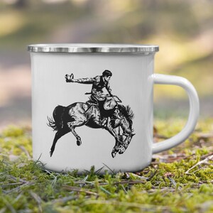 ヴィンテージ ロデオ ブロンコ ライダー エナメル コーヒー マグ ランチャー カウボーイ ギフト アイデア サドル ブロンコ ライダー ロデオ アートワーク カウボーイ コーヒー カップ ロデオ インク ドローイング