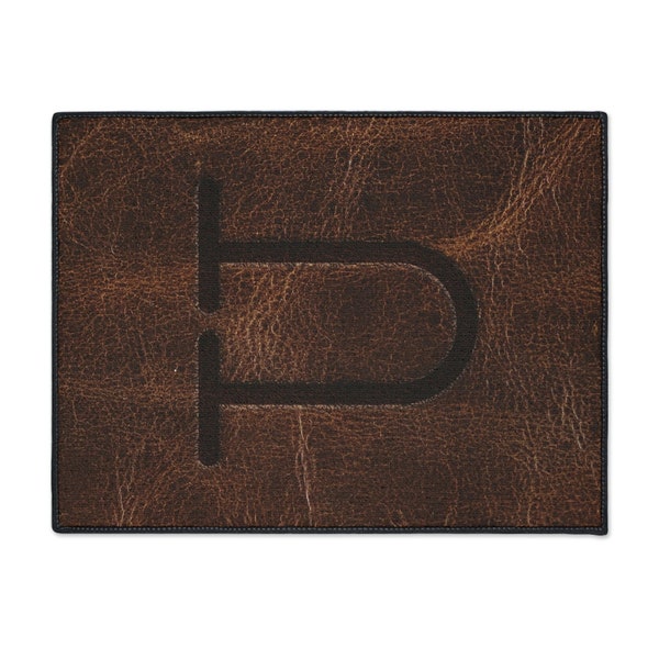 ALFOMBRA DE PISO PERSONALIZADA PARA TRABAJOS RESISTENTES DISEÑADA EN CUERO OSCURO CON LA MARCA DE GANADO PERSONALIZADA DE SU FAMILIA IMPRESA EN ELLA
