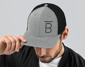 Op de afbeelding: Een grijze en zwarte truckercap met een zwarte geborduurde letter "B" aan de voorkant.