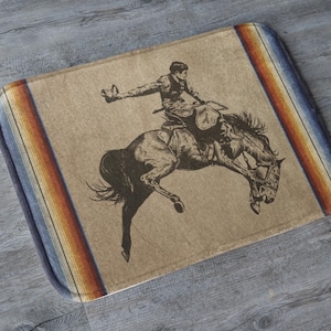 Vintage Bronc Rider badrumsmatta lantlig västerländsk heminredning brun bakgrund retro sydvästlig bondgård badrumsgolvmatta vadderad matta