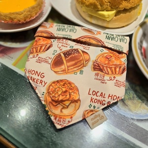 Puede incluir: Una taza de cerámica blanca con un asa negra y el texto "But First, Coffee" en negro, con una fuente de estilo manuscrito. La taza está sobre una superficie blanca.