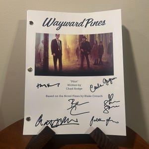Wayward Pines Podpisany podpisany scenariusz Przedruk obsady Podpisany autograf Przedruk Pełny scenariusz