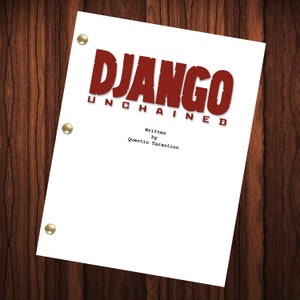 Puede incluir: Una cubierta de guion blanca con el título "DJANGO UNCHAINED" en letras rojas. El texto "Written by Quentin Tarantino" está debajo del título.
