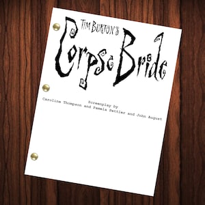 以下が含まれることがあります： 白いページに「Tim Burton's Corpse Bride」というタイトルと「Screenplay by Caroline Thompson and Pamela Pettler and John August」というテキストが書かれた白い脚本。左側に2つの真鍮製の留め具、右側に1つの留め具があります。
