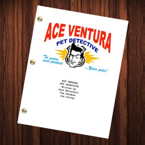 Puede incluir: Una cubierta de guion blanca con un logotipo rojo, azul y amarillo para Ace Ventura Pet Detective. El logotipo presenta a un hombre de dibujos animados con bigote y una placa de policía. El texto en la cubierta dice "Ace Ventura Pet Detective", "To serve and protect", "...Your pets!" y "Written by Jack Bernstein, Tom Shadyac, Jim Carrey".