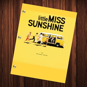 Peut inclure: Une couverture de scénario jaune avec le titre "little MISS SUNSHINE" en lettres noires. La couverture représente un van jaune avec une famille de six personnes courant vers lui. Le texte "by Michael Arndt" est en bas de la couverture.