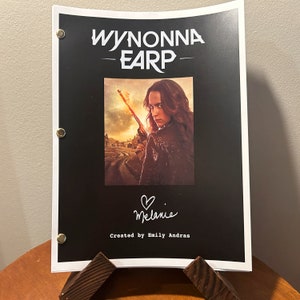 &quot;Wynonna Earp Show Script &quot;&quot;Autogramm&quot;&quot; von Melanie Scrofano - Nachdruck der Serie &quot;&quot;Original Autogramm&quot;&quot;.&quot;