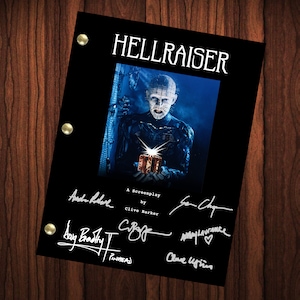 Könnte beinhalten: Ein Schwarzweißfoto des Charakters Pinhead aus dem Film Hellraiser. Das Foto ist auf schwarzem Hintergrund mit dem Titel "Hellraiser" und dem Text "A Screenplay by Clive Barker" unter dem Foto. Das Foto ist von den Schauspielern und dem Regisseur des Films signiert.
