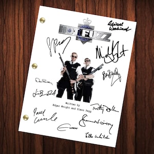 Może przedstawiać: Scenariusz filmu "Hot Fuzz" z podpisami Edgara Wrighta, Simona Pegga, Nicka Frosta, Paddy'ego Considine'a, Jima Broadbenta i innych. Scenariusz jest biały z czarnym tekstem i czarno-białym zdjęciem dwóch głównych bohaterów.
