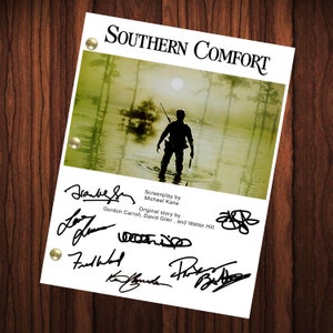 Könnte beinhalten: Ein Schwarzweißfoto eines Mannes, der in einem Sumpf steht. Das Foto ist eine Drehbuchseite für den Film "Southern Comfort". Die Drehbuchseite enthält die Namen des Drehbuchautors und der Geschichtenerzähler.