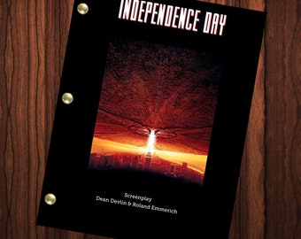 Könnte beinhalten: Ein schwarzer Drehbuchumschlag mit dem Titel "Independence Day" in weißer Schrift. Der Umschlag zeigt eine Szene aus dem Film mit einem großen außerirdischen Raumschiff, das über einer Stadt schwebt.
