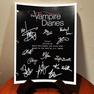 The Vampire Diaries Signerat Autograferat Manus Fullständigt Manus Pilotavsnitt Fullständig Rollista Autograf Fullständigt Manus Omtryck