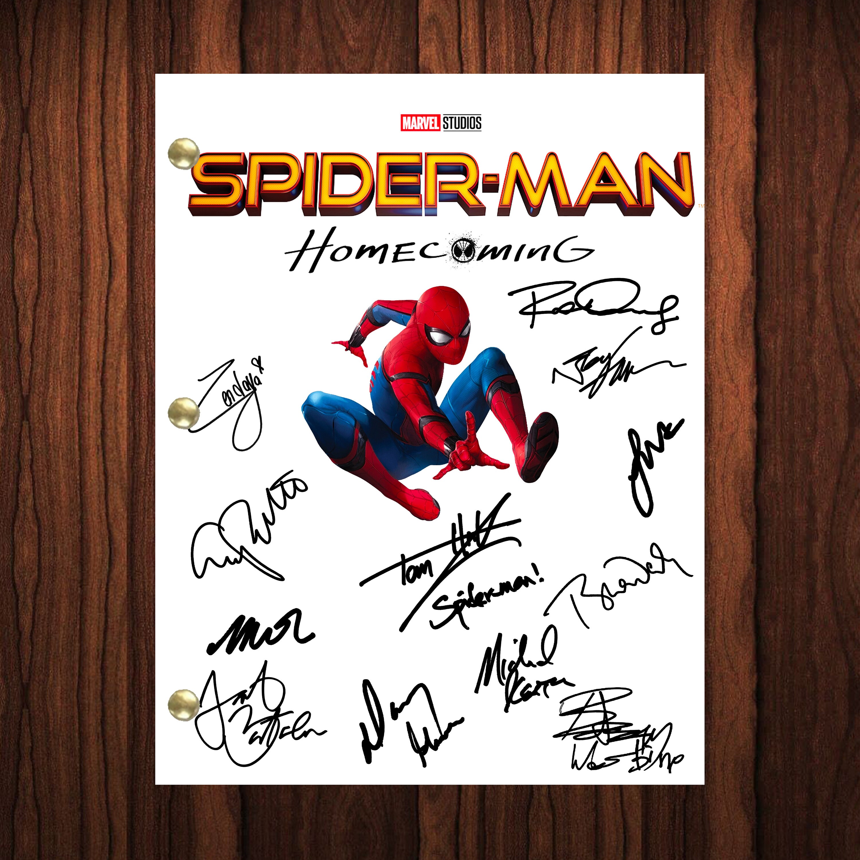 Amazon｜HWC Trading Tom Holland ギフト サイン入り A4サイズ