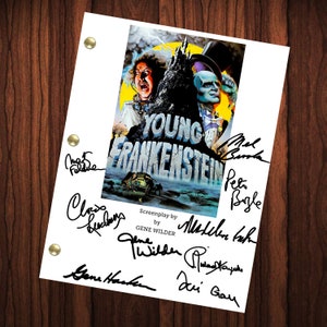 Op de afbeelding: Een gesigneerd script voor de film "Young Frankenstein" met de titelkaart en handtekeningen van de cast en crew, waaronder Gene Wilder, Peter Boyle, Marty Feldman, Teri Garr en Madeline Kahn.