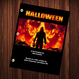 Könnte beinhalten: Ein schwarzer und weißer Film-Drehbuch-Umschlag mit dem Titel "HALLOWEEN" in orangefarbenem Text. Der Umschlag zeigt die Silhouette einer Person, die ein Messer und einen Kürbis vor einem feurigen Hintergrund hält.