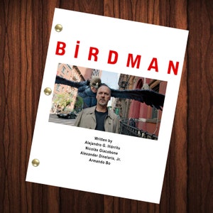 Könnte beinhalten: Ein Drehbuchcover mit dem Titel "BIRDMAN" in roten Buchstaben. Das Cover zeigt ein Foto eines Mannes im Anzug mit einem Vogelkostüm auf den Schultern. Das Drehbuch wurde von Alejandro G. Iñárritu, Nicolás Giacobone, Alexander Dinelaris, Jr. und Armando Bo geschrieben.