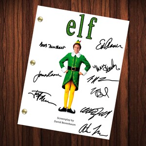 Może przedstawiać: Biały scenariusz z napisem "elf" w zielonych literach z brokatem. Scenariusz jest podpisany przez obsadę filmu "Elf", w tym Willa Ferrella, Jamesa Caana, Zooey Deschanel i Eda Asnera. Scenariusz zawiera również słowa "Screenplay by David Berenbaum".