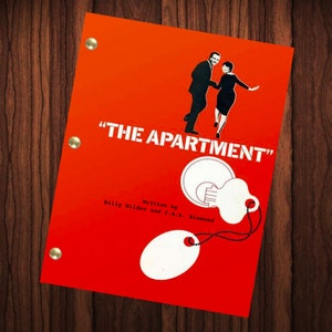 Puede incluir: Una cubierta de guion roja con el título "THE APARTMENT" en texto blanco. El guion está escrito por Billy Wilder e I.A.L. Diamond.