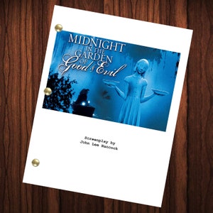 Op de afbeelding: Een witte script-titelkaart voor de film "Middernacht in de tuin van goed en kwaad". De titelkaart toont een blauwe en witte afbeelding van een meisjesbeeld dat een bord in elke hand houdt. De tekst "Scenario door John Lee Hancock" staat onderaan de kaart.