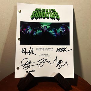 What We Do In The Shadows TV-Show-Drehbuch Signiert Autogrammed Pilotfolge Volles Drehbuch Drehbuch Kayvan Novak Natasia Demetriou