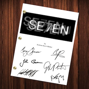 Puede incluir: Una tarjeta de título de guion en blanco y negro para la película "SEVEN" con el título repetido varias veces en un efecto superpuesto. La tarjeta también incluye el texto "by Andrew Kevin Walker" y varias firmas.