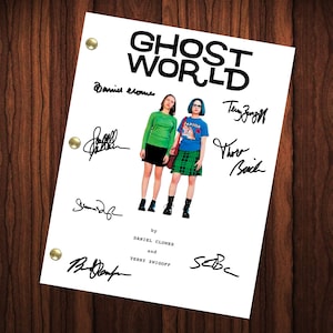 Può includere: Una sceneggiatura bianca con il titolo "Ghost World" in grassetto in lettere nere. La sceneggiatura è firmata dal cast e dalla troupe, tra cui Daniel Clowes, Terry Zwigoff, Thora Birch e Steve Buscemi.