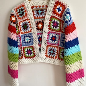 Cardigan carré grand-mère au crochet, cardigan floral au crochet, mini cardigan patchwork fait main, cardigan fait main, cardigan au crochet, cadeau pour elle