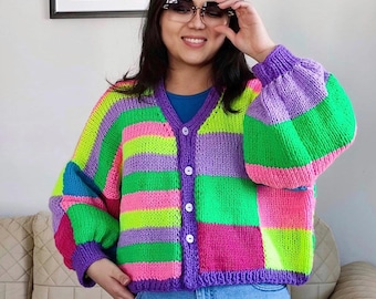 カラフルなかぎ針編みのおばあちゃんのスクエアカーディガン