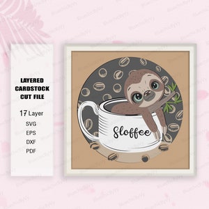 Könnte beinhalten: Ein braunes Faultier mit großen blauen Augen entspannt sich in einer weißen Kaffeetasse. Die Tasse ist mit brauner Flüssigkeit gefüllt und das Wort "Sloffee" steht auf der Seite. Die Tasse ist von braunen Kaffeebohnen auf einem beigefarbenen Hintergrund umgeben.