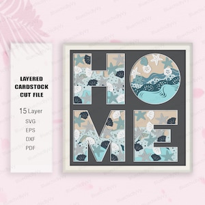 Könnte beinhalten: Eine mehrschichtige Karton-Schneidedatei mit dem Wort "HOME" im Strandthema. Die Buchstaben sind mit einem Muster aus Muscheln, Seesternen und Meereswellen in Blautönen, Weiß und Beige gefüllt. Das Design ist in einem weißen Rahmen gerahmt.