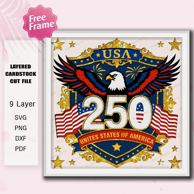 Puede incluir: Un dise&ntilde;o de archivo de corte de cartulina en capas con tem&aacute;tica patri&oacute;tica. El dise&ntilde;o presenta un &aacute;guila calva con las alas extendidas, el n&uacute;mero 250 y banderas americanas. El texto incluye "USA" y "United States of America". El dise&ntilde;o est&aacute; enmarcado con estrellas doradas.