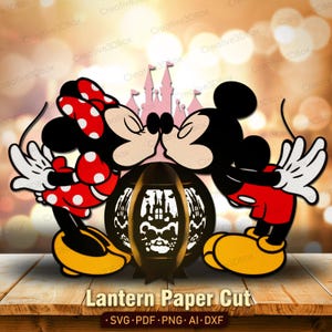 Könnte beinhalten: Ein Papierschnitt-Design mit küssenden Mickey und Minnie Mouse, mit einer Schlosssilhouette im Hintergrund. Das Design beinhaltet eine schwarze Laterne mit einem Schloss- und Totenkopf-Ausschnitt. Der Text "Lantern Paper Cut" befindet sich unten.