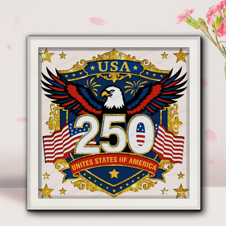 Puede incluir: Obra de arte enmarcada con tem&aacute;tica patri&oacute;tica. La imagen muestra un &aacute;guila estilizada con alas rojas, blancas y azules, con el texto "USA 250" y "United States of America". Dos banderas americanas flanquean el emblema central.