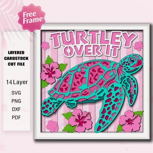 Può includere: Un file di taglio di cartoncino a strati con una tartaruga marina turchese e rosa e la scritta "TURTLEY OVER IT". Il design include fiori di ibisco rosa su uno sfondo a righe rosa. Include file SVG, PNG, DXF e PDF.
