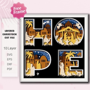 Può includere: Un design di file di taglio in cartoncino a strati che dice "SPERANZA" con una scena della natività. Il design presenta una costruzione a 10 strati con illustrazioni di cammelli, angeli e una stalla, il tutto in tonalità di beige, marrone e blu. L'immagine include il testo "Free Frame".