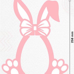 Pu&ograve; includere: Taglio a forma di coniglio rosa con orecchie bianche, un fiocco bianco e impronte di zampe bianche. Il taglio misura 21 cm di altezza e 25,6 cm di larghezza.