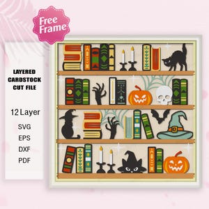 Könnte beinhalten: Eine mehrschichtige Karton-Schnittdatei mit dem Design eines Bücherregals mit Halloween-Dekorationen. Das Bücherregal enthält Bücher, Kerzen, Kürbisse, einen Schädel, Fledermäuse und schwarze Katzen. Das Design ist im Vintage-Stil gehalten und in Braun- und Beigetönen gehalten.