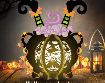 Puede incluir: Una linterna de Halloween con forma de caldero con piernas de bruja y un efecto de humo morado. La linterna tiene un diseño recortado de una bruja volando en una escoba y un gato. La linterna está encendida y proyecta un brillo cálido.