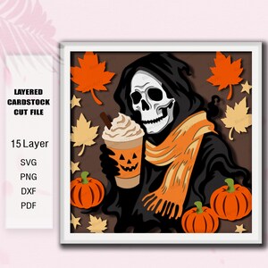 Può includere: Un file di taglio in cartoncino a strati raffigurante il tristo mietitore con una sciarpa arancione che tiene in mano una tazza di caffè con una faccia di zucca. Il design include foglie autunnali arancioni e crema, piccole stelle e tre zucche.