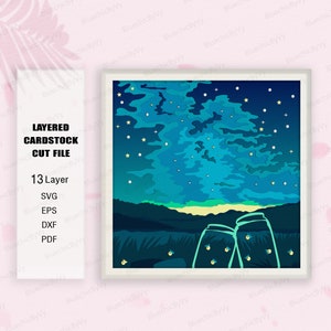 Può includere: Un file di taglio in cartoncino a strati che presenta un cielo notturno stellato, una catena montuosa lontana e due barattoli di vetro con lucciole al loro interno. Il design è intitolato "File di taglio in cartoncino a strati" e include 13 strati. I formati di file inclusi sono SVG, EPS, DXF e PDF.