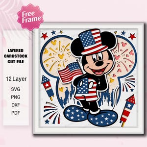 Peut inclure: Un fichier de découpe en carton multicouche représentant Mickey Mouse en tenue patriotique, tenant un drapeau et portant un chapeau et un short étoilés. Le design comprend des feux d'artifice et des étoiles, avec le texte "Free Frame".