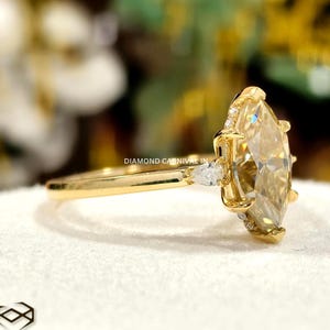 Champagner Moissanite Ring, Marquise Hidden Halo Ring, Drei Stein Verlobungsring, Einzigartiger Brautring