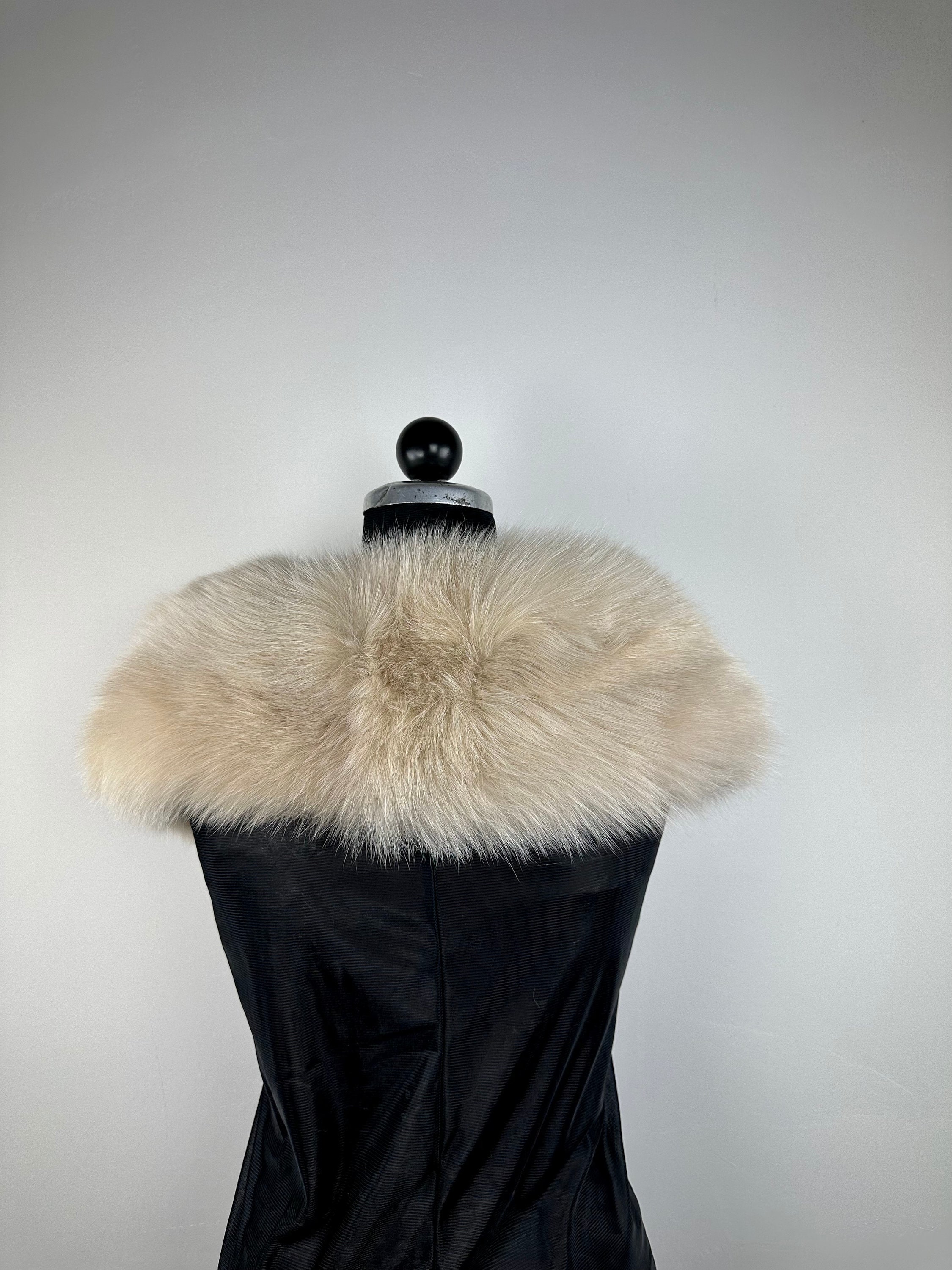 薄ベージュ色ファーとフォックスをレースに編み込んだストール 中古