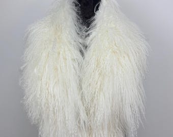 May include: A fluffy, white faux fur collar displayed on a black mannequin. The collar is made of long, soft, and wavy fibers, creating a voluminous and luxurious appearance. The background is a plain, light gray.