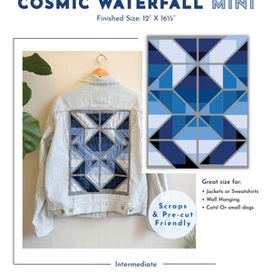 Op de afbeelding: Een quiltpatroon voor een Cosmic Waterfall Mini-quilt, afgewerkt formaat 30,5 cm bij 42 cm. De quilt is gemaakt van blauwe, grijze en witte stof. Het patroon heet "Scraps & Pre-cut Friendly".